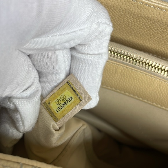 Authentic
CHANEL
BEIGE QUILTED CAVIAR GRAND SHOPPING TOTE (GST) - Picture 12 of 12